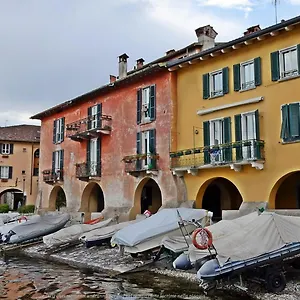 Portatorre Suite, A Charming In The Heart Of Como, Free Private Parking, Air Conditioning & More! Appartement Côme